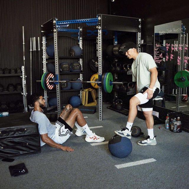 包含这也行？塔图姆在雄鹿比赛中状态火爆夏洛特黄蜂清晨防线松动，孟菲斯灰熊刷新队史纪录备战欧篮联的词条